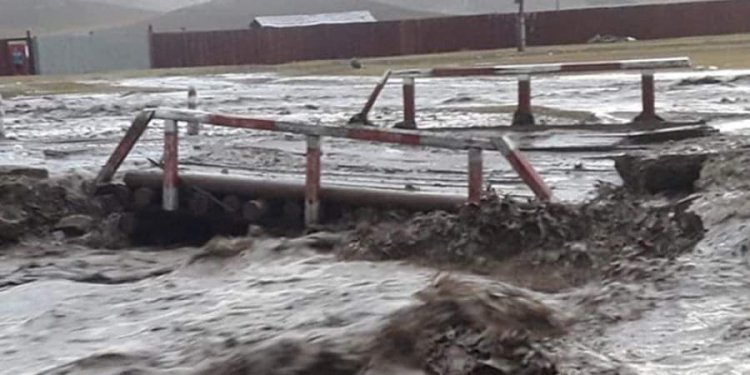 ТЦА: Эмээлт орчимд үерийн ус авто замыг даваад байна