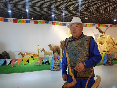 Мянган нутгийн “уран гар”