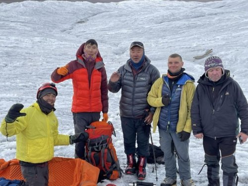 Памирын нуруунд авирч яваад гацсан уулчин Х.Бумхишигийг найм хоногийн дараа эсэн мэнд буулгажээ