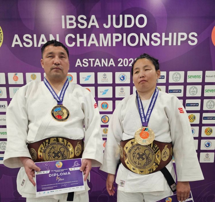 Пара жүдочид Азийн аваргаас хос алтан медаль зүүв