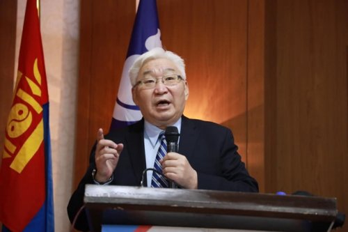 Э.Бат-Үүл Хотын даргаар ажиллаж байх хугацаандаа  сүм, хийд, шашны байгууллагын зориулалтаар БГД-ийн 68 мянган м.кв талбайг олгожээ