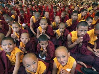 Хүндлэх, дээдлэх, хайрлах сэтгэл, зан үйл нь мухар сохроор шүтэх сэтгэл, зан үйлээс огт өөр зүйл