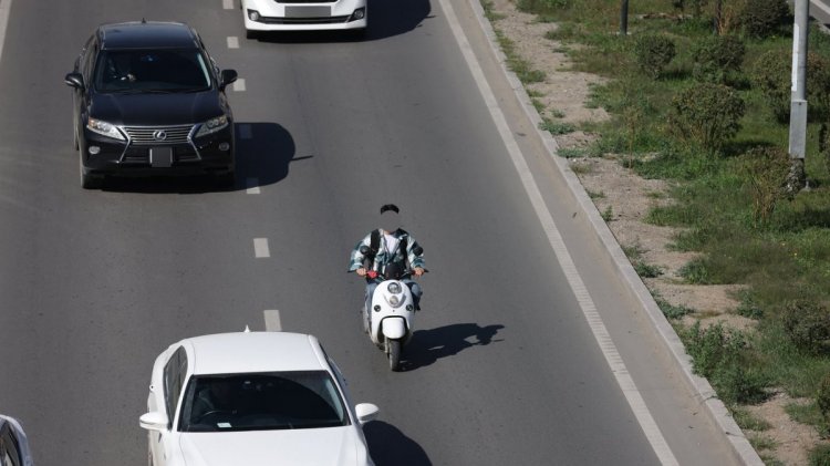 Скүүтер, мопедоор зорчиж яваа хүнд жолооч нар авто замын баруун хөвөөг чөлөөлж өгөх зохицуулалттай болж байна