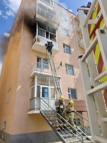 Орон сууцны гурван давхарт айл шатаж, 36 иргэнийг утаажилтаас гаргажээ