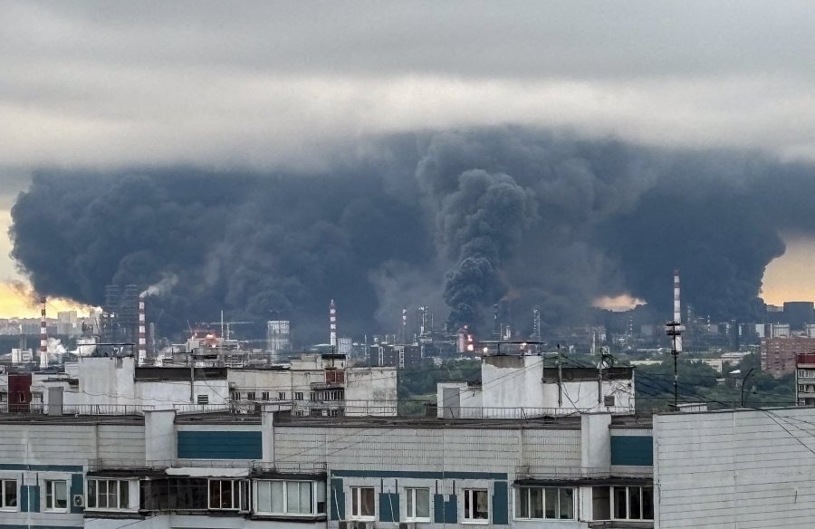 Украины агаарын довтолгооны улмаас Москвад газрын тос боловсруулах үйлдвэр шатжээ