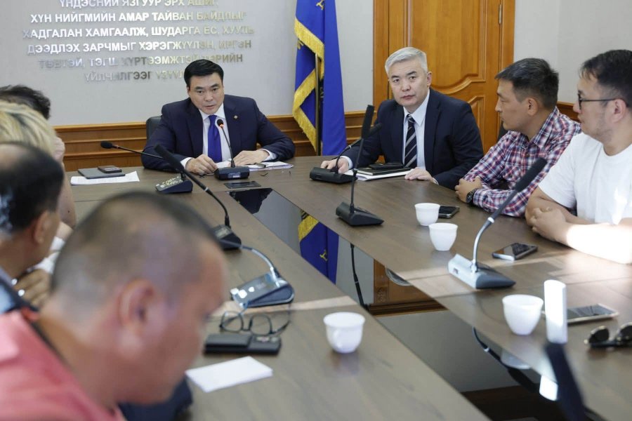 Орон сууцны залиланд өртөж хохирсон иргэдийн төлөөллийг ХЗДХ-ийн сайд С.Амарсайхан өнөөдөр хүлээн авч уулзлаа